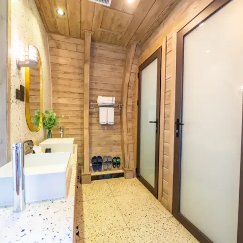 Qinfan Pavilion (Lake-View Courtyard Room)