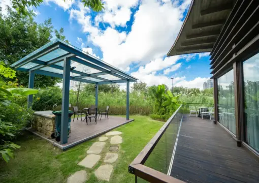 Qinfan Pavilion (Lake-View Courtyard Room)